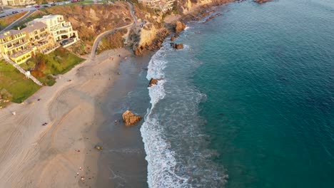 Fliegen-Sie-über-Millionen-Dollar-Luxushäuser-Am-Strand-Und-Die-Wunderschönen-Gezeitenpools-Von-Laguna-Beach-In-Kalifornien-Bei-Sonnenuntergang-In-Atemberaubender-4k-Auflösung