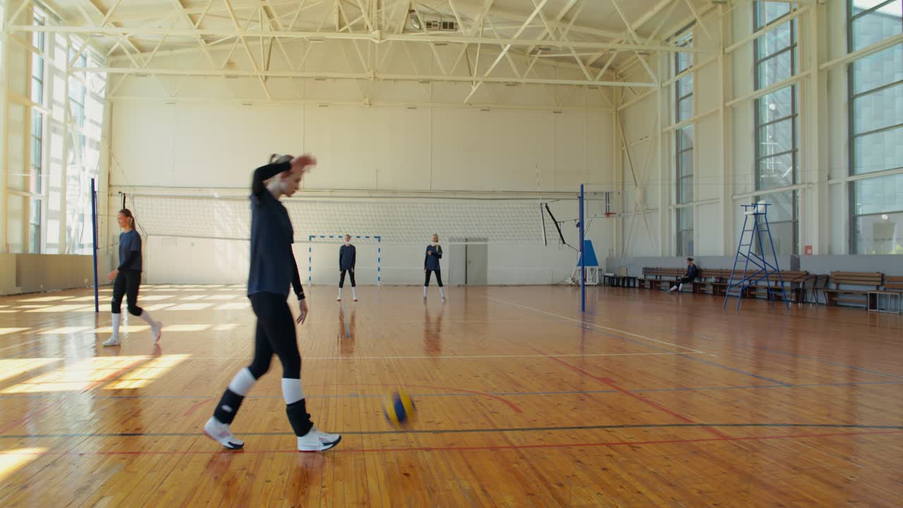 Squadra di pallavolo che si allena in palestra