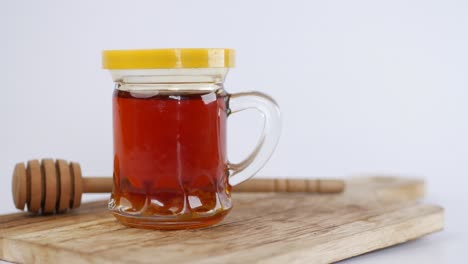Fresh-honey-in-a-glass-jar-isolated-on-white-,