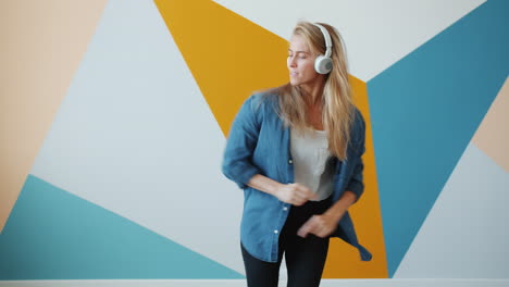 mujer bailando con auriculares