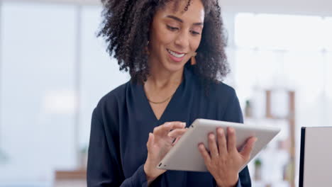 tableta, mujer y escritora creativa para negocios