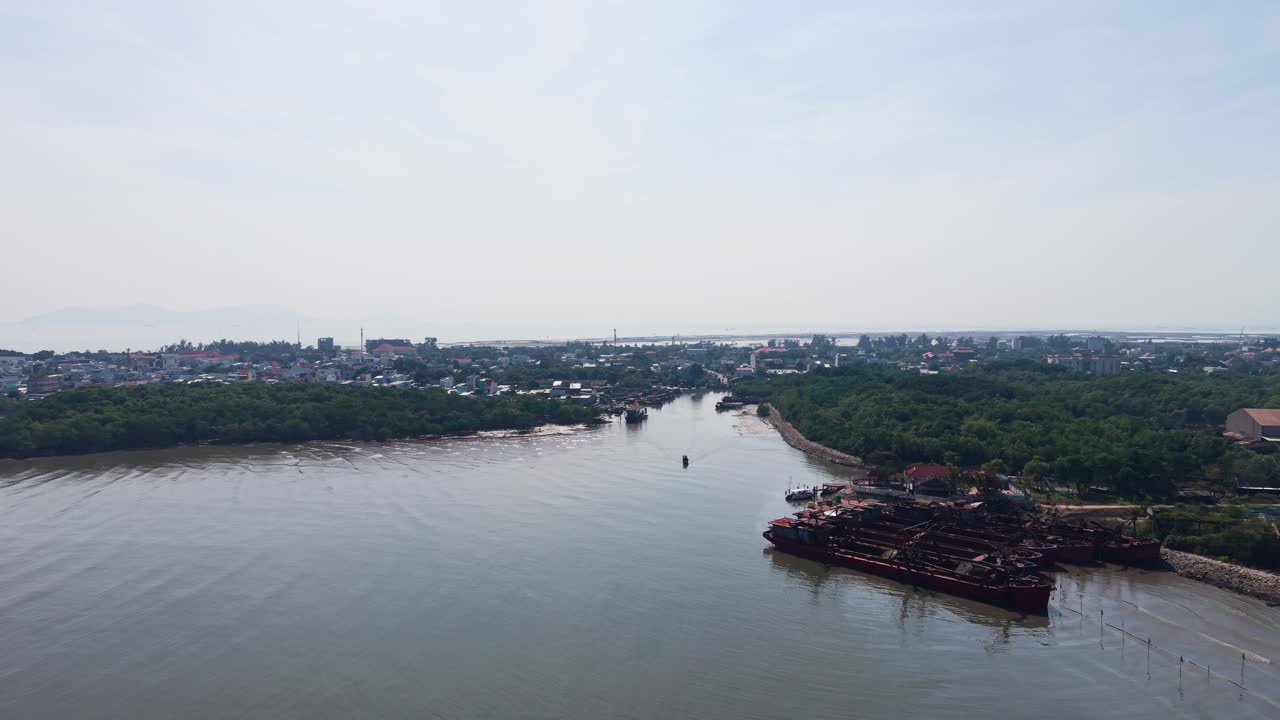 Vista aerea dolly di una barca che esce dal porto al mattino