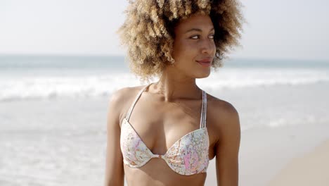 feliz mujer sonriente en la playa