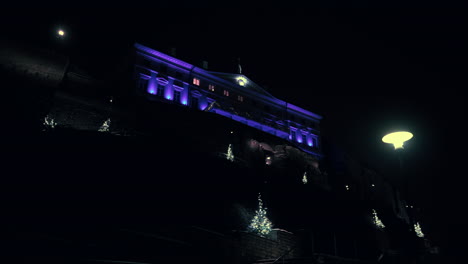 escaleras a la colina de toompea decoradas con pequeños árboles de navidad que brillan en la oscuridad