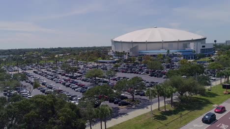 4K-Luftdrohnenvideo-Von-Fans,-Die-Auf-Dem-Parkplatz-Des-Tropicana-Field-In-Der-Innenstadt-Von-St.-Ankommen