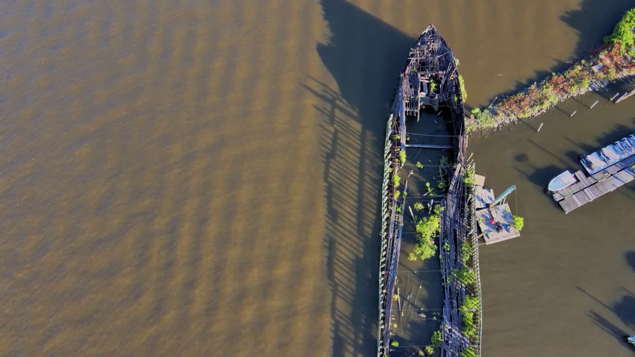 antena, imágenes de video de drones de arriba hacia abajo de un barco en ruinas y podrido en el río hudson durante el verano