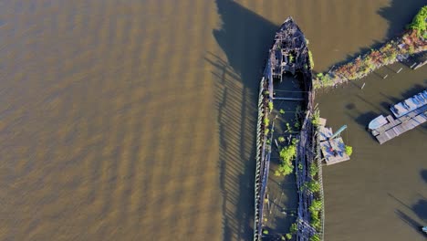 Drohnenaufnahmen-Aus-Der-Vogelperspektive-Von-Oben-Nach-Unten-Zeigen-Ein-Heruntergekommenes,-Verrottendes-Schiff-Auf-Dem-Hudson-River-Im-Sommer