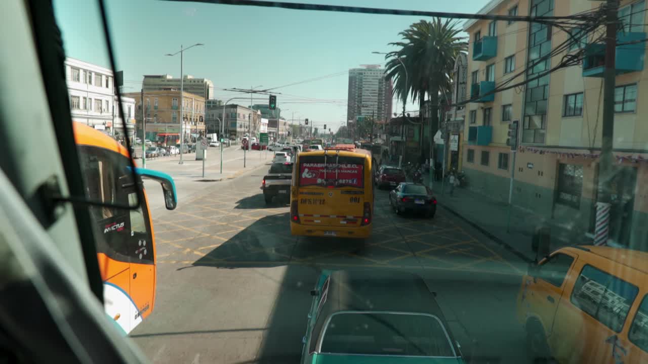 pov handheld de la avenida argentina de valparaiso, chile llena de trafico