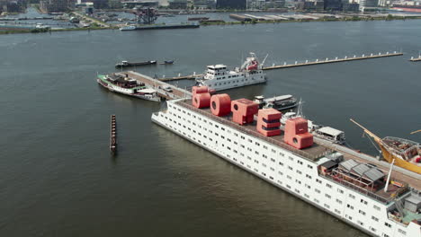 Vista-Aérea-Del-Hotel-Botel-En-La-Terminal-De-Ferry-Del-Muelle-Ndsm-En-Amsterdam,-Países-Bajos