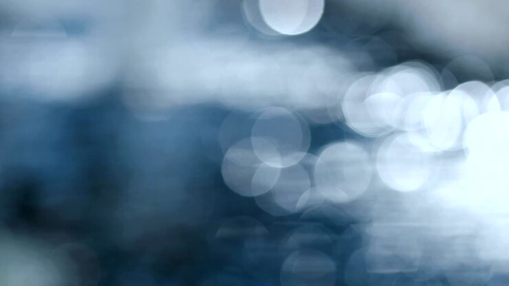 Bokeh astratto con acqua che scorre in tonalità blu scuro, risoluzione 4K DCI.