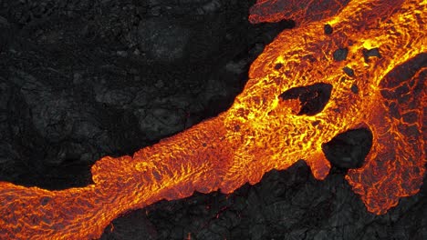 flujo de lava de un volcán