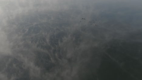 vuelo aéreo a través de la niebla baja sobre la superficie del lago moosehead