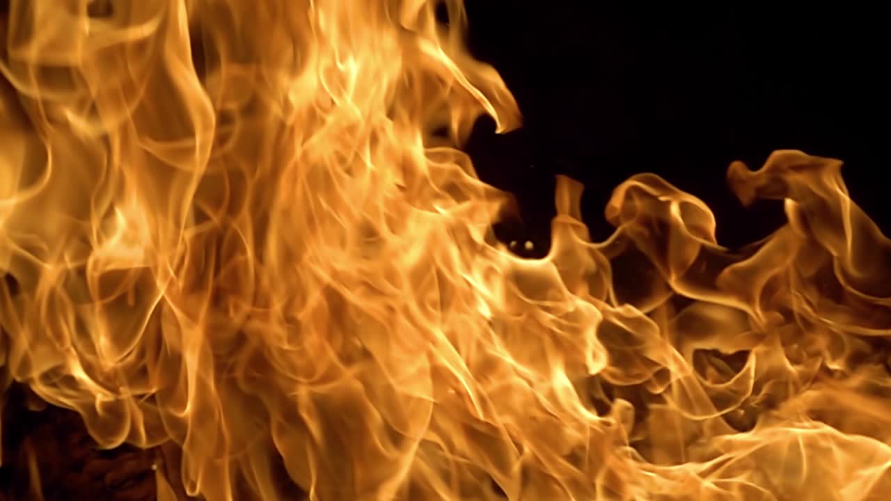 fiamme di fuoco su sfondo nero al rallentatore