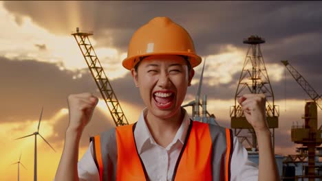 ingeniera emocionada celebrando el éxito en una plataforma petrolera