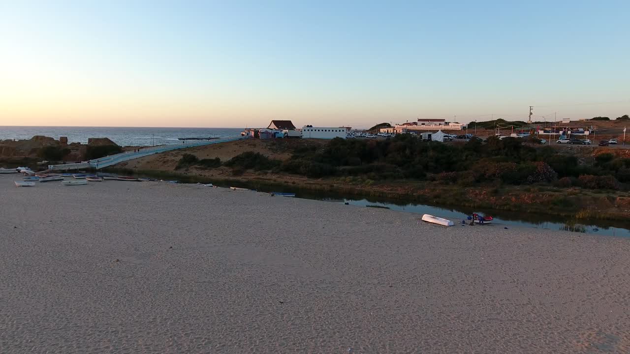 toma aérea por drones de la playa más hermosa de el kala al atardecer