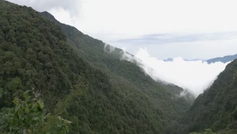 nubes en un valle de montaña en el nepal himalaya, annapurna, pan