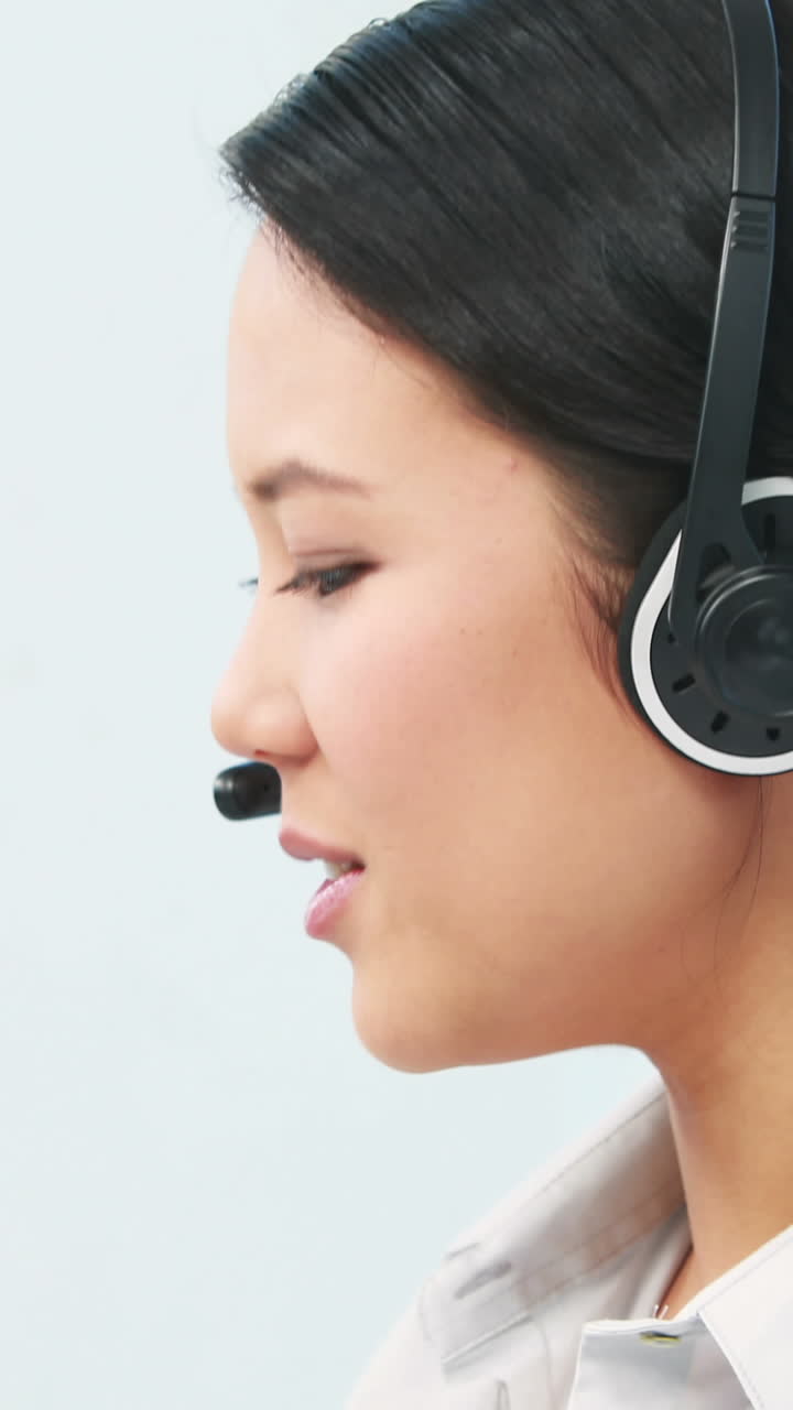 통화 중인 아시아 사업가