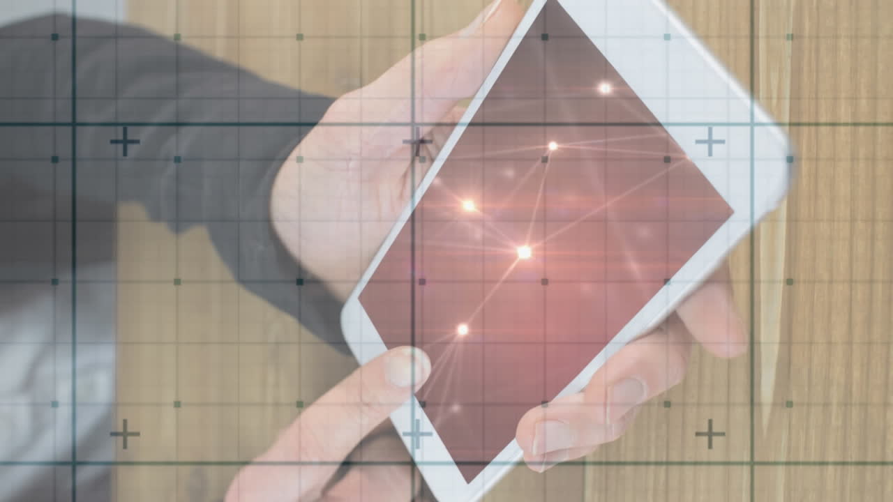 animación de procesamiento de datos y conexiones brillantes sobre hombre de negocios usando tableta