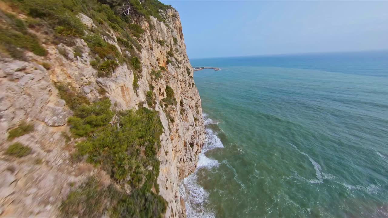 Pittoresca vista aerea che sorvola la suggestiva costa mediterranea a Garraf, Spagna
