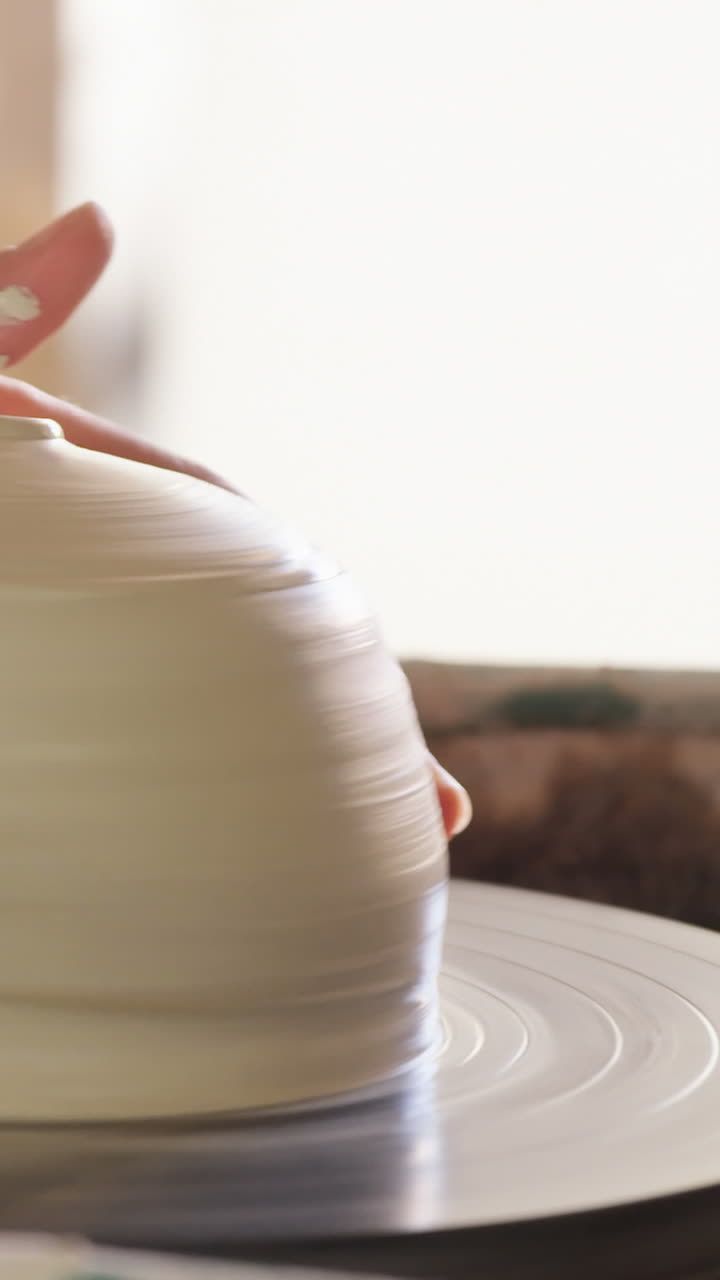 sección media del alfarero que hace la olla