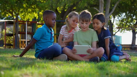 Niños-Usando-Tableta-Digital-En-El-Patio-De-Recreo-4k