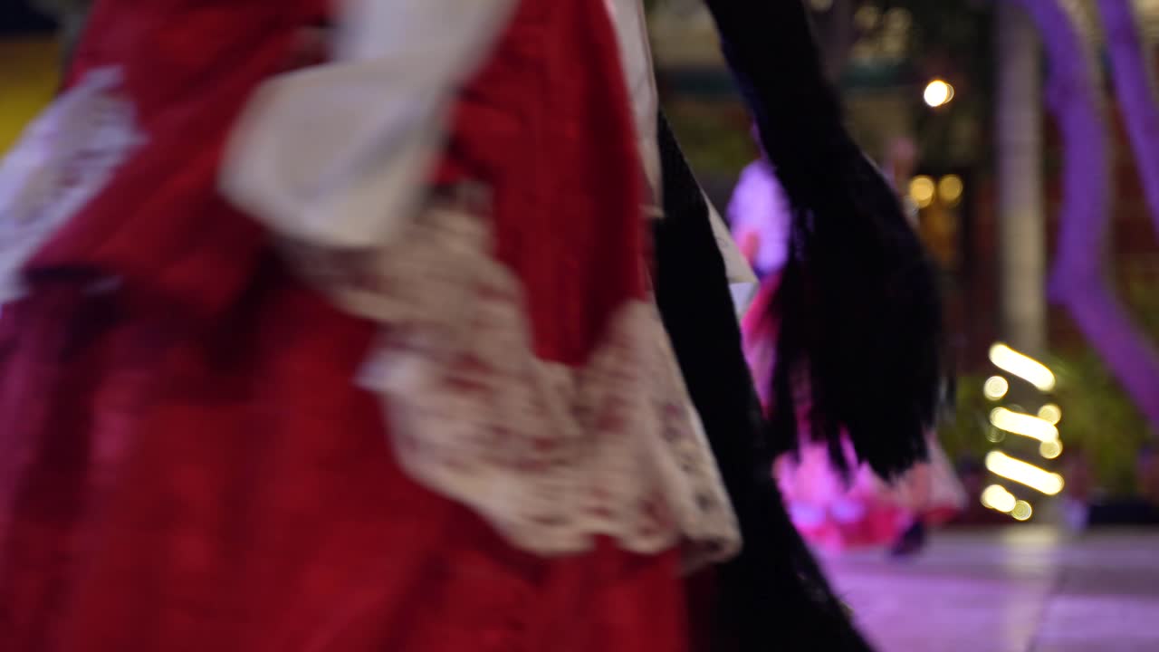 hermosos y coloridos vestidos de baile folclórico mexicano giran en todas direcciones