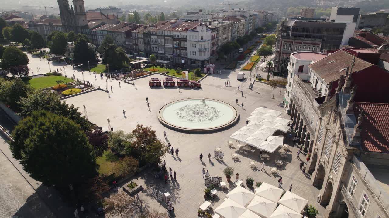 Fontana inattiva in Piazza della Repubblica nel centro storico di Braga, Portogallo