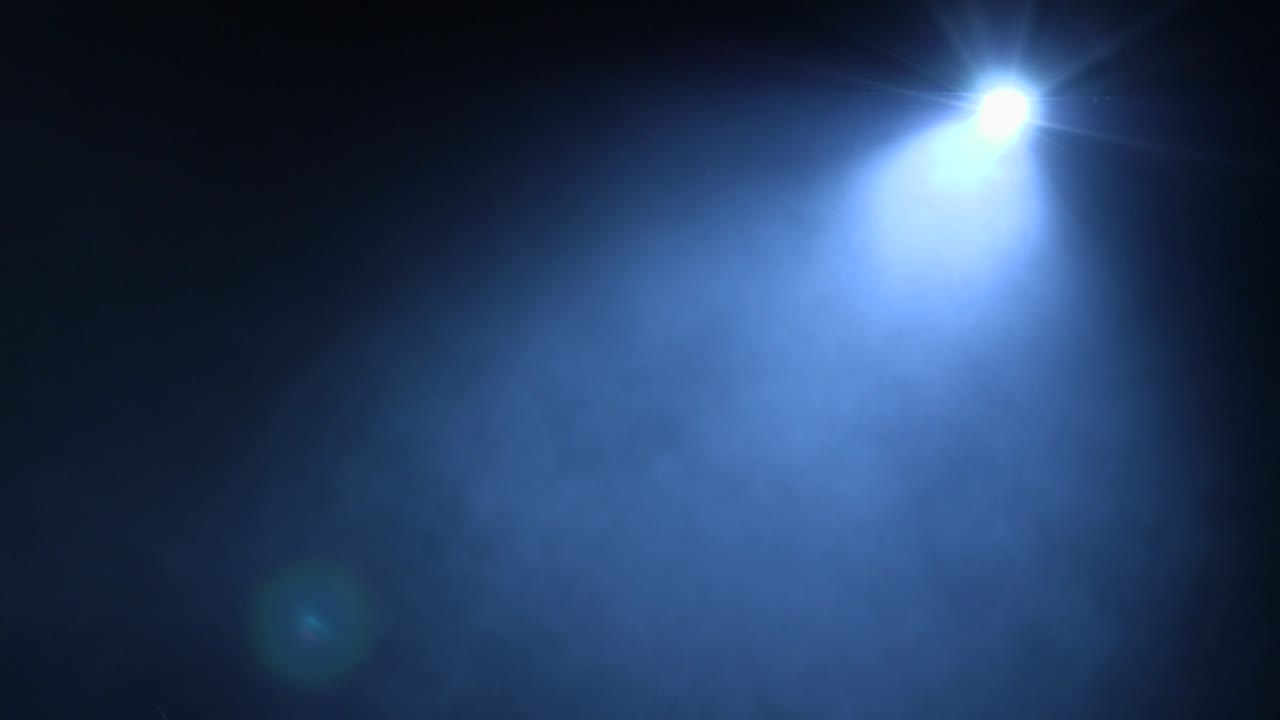 Stråler fra teaterspots på scenen under forestillingen. Lysudstyr. Lysdesigneren. Teaterrøg. Kunsten og kreativiteten. 4K-optagelse