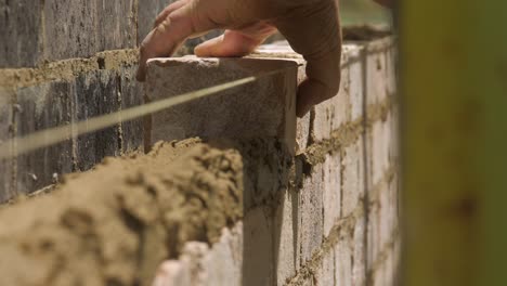 Primer-Plano,-Ladrillo-Colocado-Sobre-Mortero-Húmedo-Para-La-Construcción-De-Paredes-De-Casas