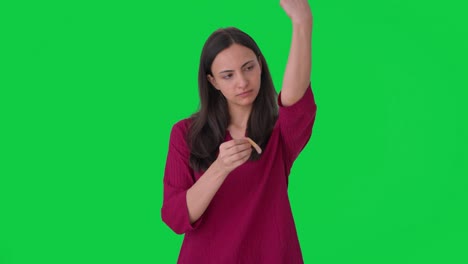 mujer india poniendo un vendaje pantalla verde