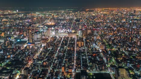 日本東京天空樹 (tokyo skytree) 觀景塔 (sumida) 夜間時光延伸,俯<unk>下面的城市,車輛和火車在黑暗中穿過河流