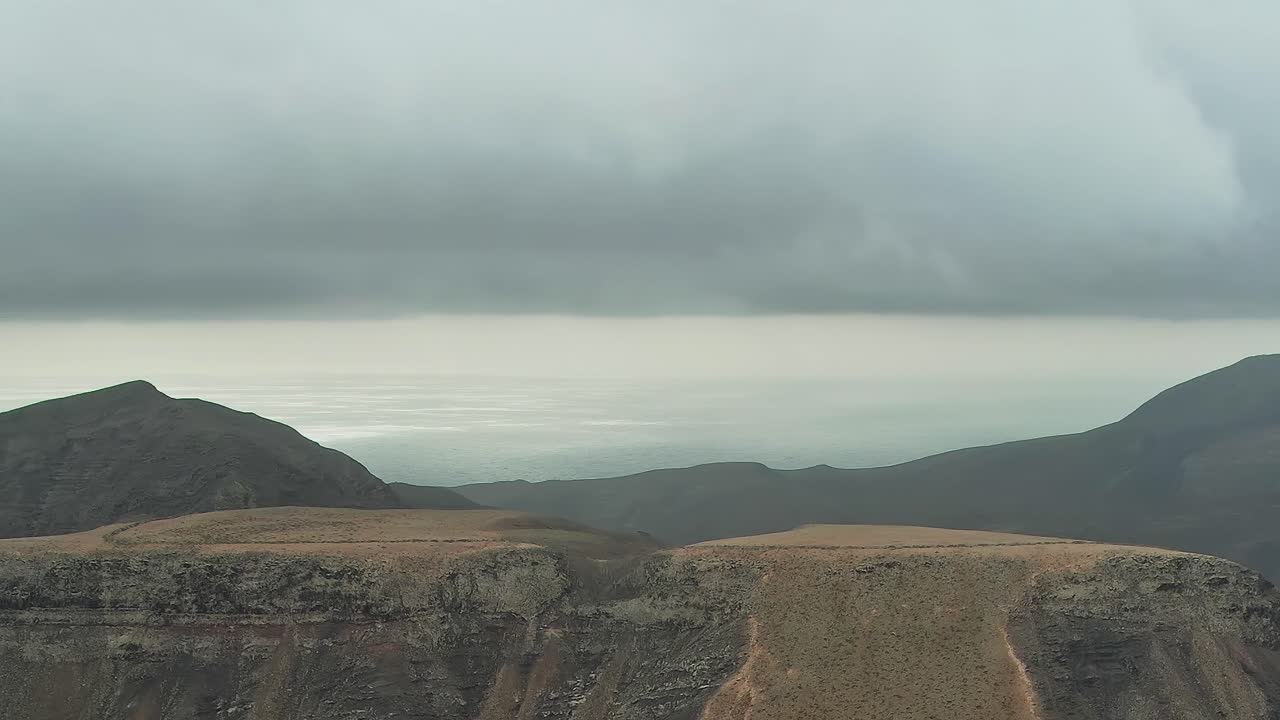 Cime di catene montuose che emergono tra le nuvole