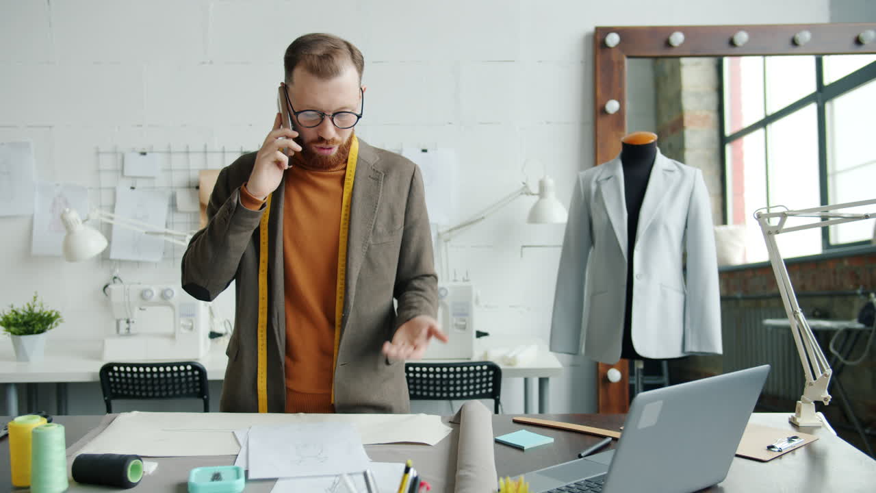 modedesigner på arbejde