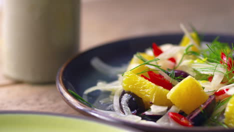 hinojo afeitado y ensalada de naranja, en una sartén cerrada