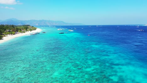 Malasia,-Hermosa-Isla-Tropical-Con-Una-Paradisíaca-Playa-De-Arena-Blanca-Rodeada-De-Aguas-Cristalinas-De-Color-Turquesa-Con-Muchos-Barcos