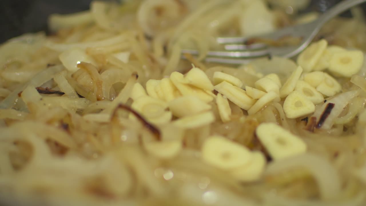 cebollas y ajo salteados