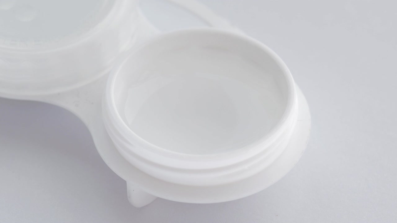 la pinza que toma las lentes de contacto.