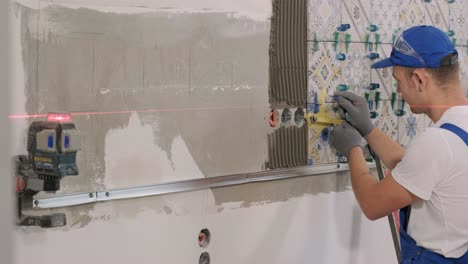 instalación de azulejos de cerámica para paredes - medición y corte de las piezas. construcción, renovación, reparación de apartamentos. cortes de azulejas. corte de baldosas