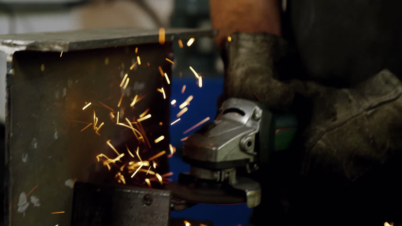 soldador trabajando en el taller de trabajo