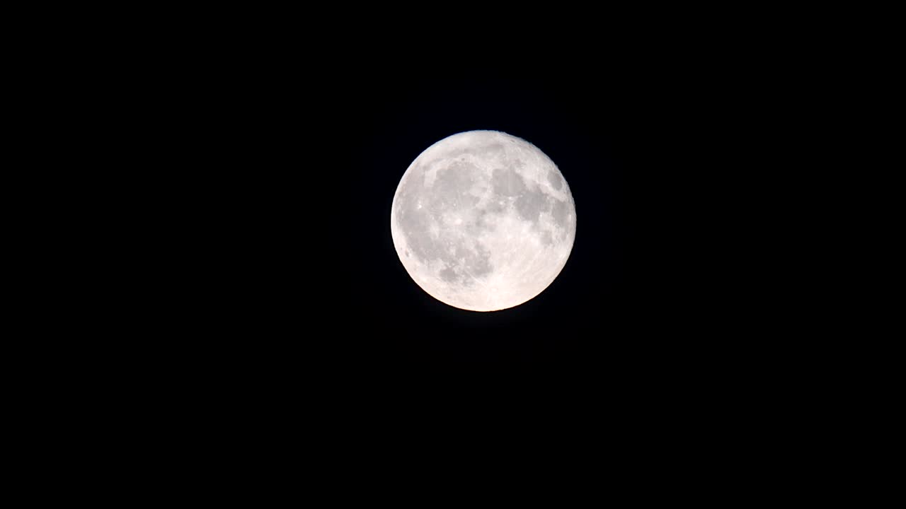 Lua cheia no céu noturno após o pôr do sol durante uma noite de setembro