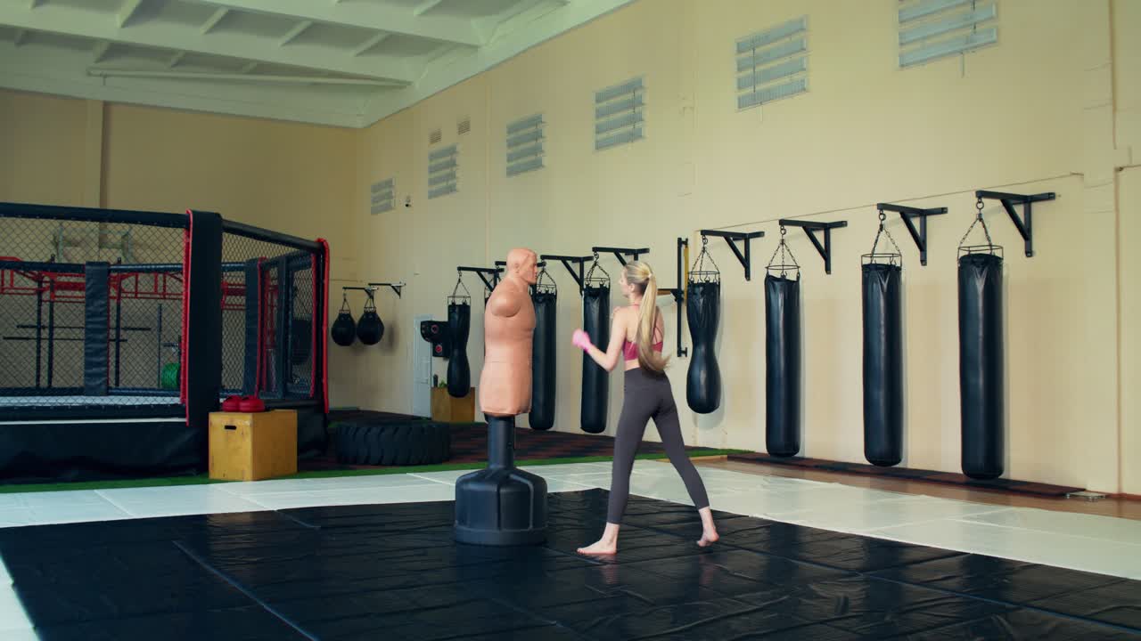 Mulher treinando artes marciais na academia
