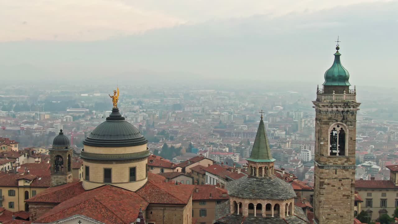 시타 알타 (citta alta) 의 교회와 건물 꼭대기를 가로지르는 놀라운 공중 사진, 베르가모 (bergamo) 의 숨길 만한 도시 풍경을 보여줍니다.