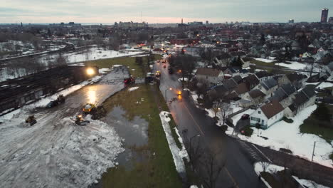 Después-De-Una-Gran-Tormenta,-Los-Tractores-Trabajan-Para-Limpiar-La-Nieve-En-La-Ciudad-De-Buffalo,-Nueva-York,-Estados-Unidos