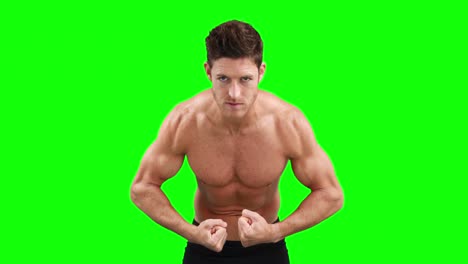 hombre musculoso flexionando sus músculos