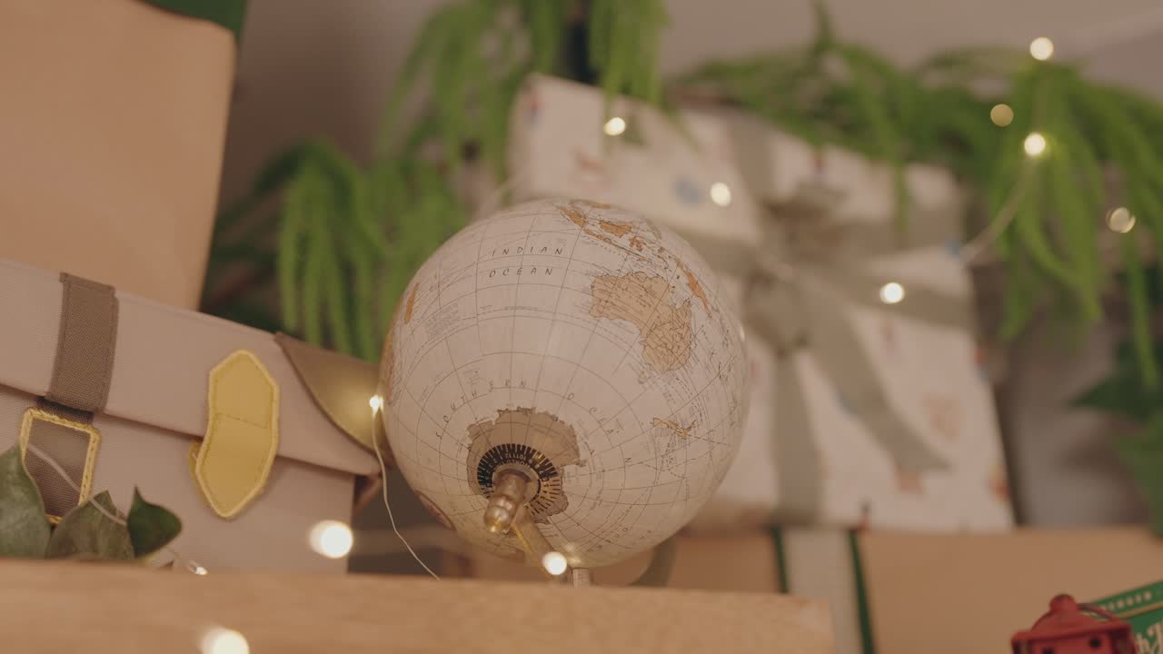 globo decorativo expuesto junto a cajas de regalo y luces tenues