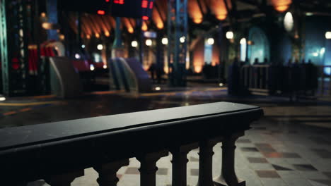interior futurista de la estación de tren