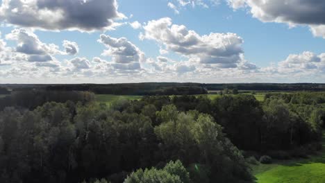 Drohne-Hat-Einen-Atemberaubenden-Sommertag-Von-Oben-Eingefangen