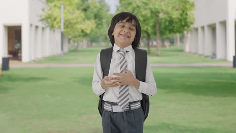 niño de escuela indio feliz riéndose de alguien