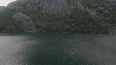 Viajando-De-Un-Lago-A-Una-Enorme-Pared-De-Granito-En-Un-Día-Nublado