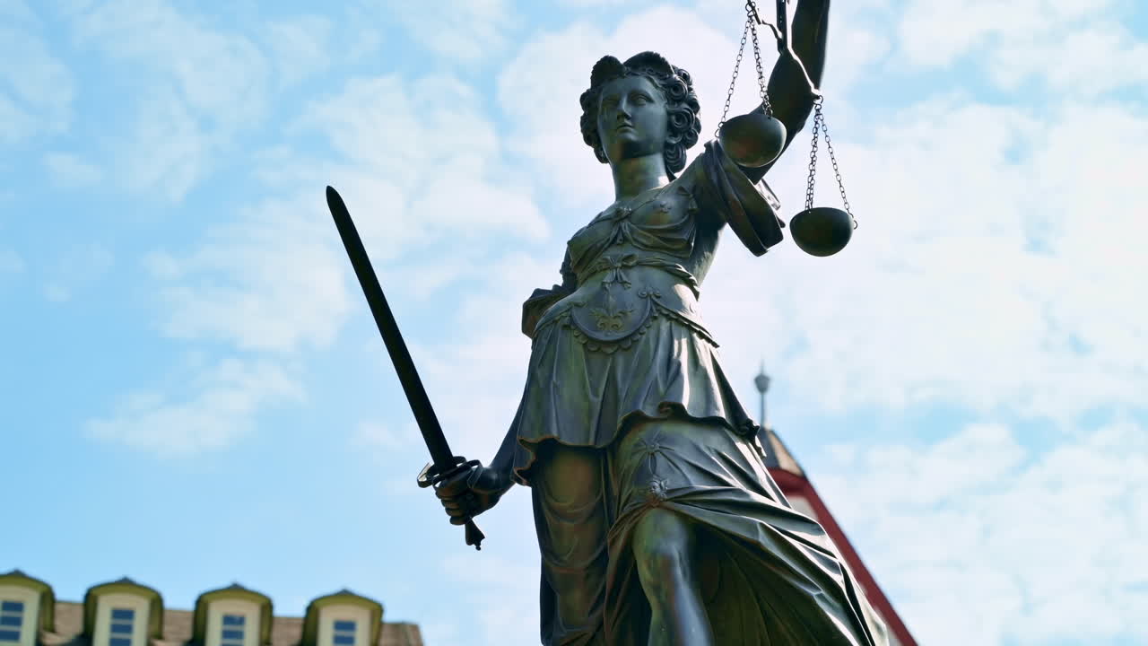 Standbeeld Lady of Justice - Romeinse godin Justitia | Symbool van gelijkheid en eerlijkheid | Griekse Romeinse godin van eerlijkheid met rechtvaardigheidsweegschaal voor thuis, entree, café, hotel